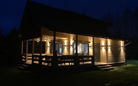 Domek drewniany nad stawem